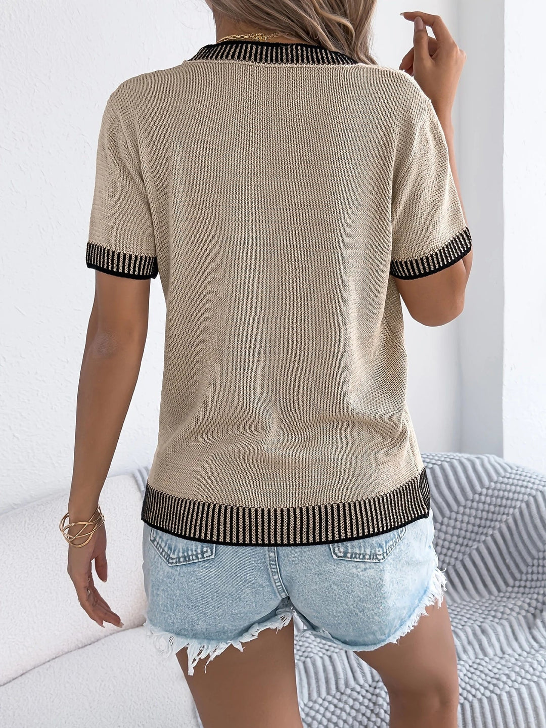 Alethea - エレガントな丸首とストライプの編み込みトップス