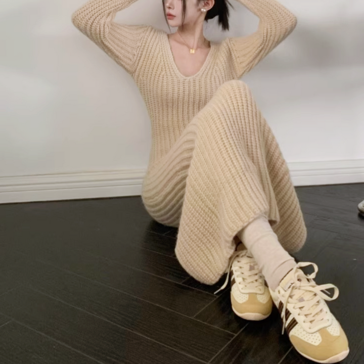 Vネックロングニットドレス