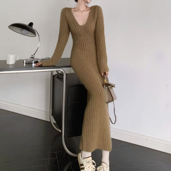 Vネックロングニットドレス