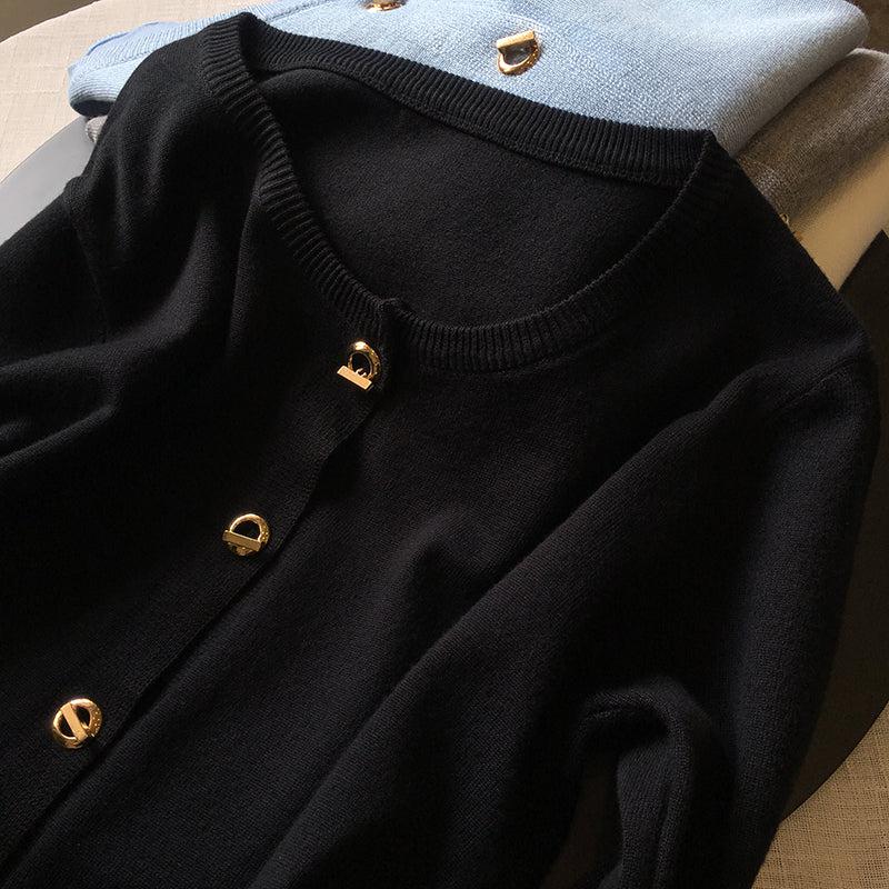 バックルボタンカーディガン