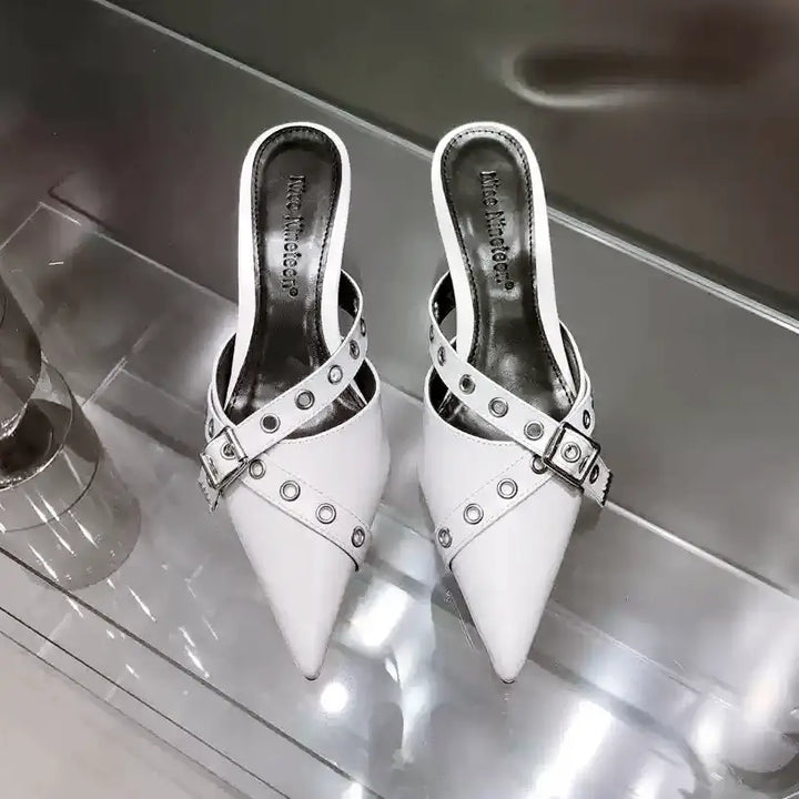 ポインテッドトゥベルトデザインパンプス