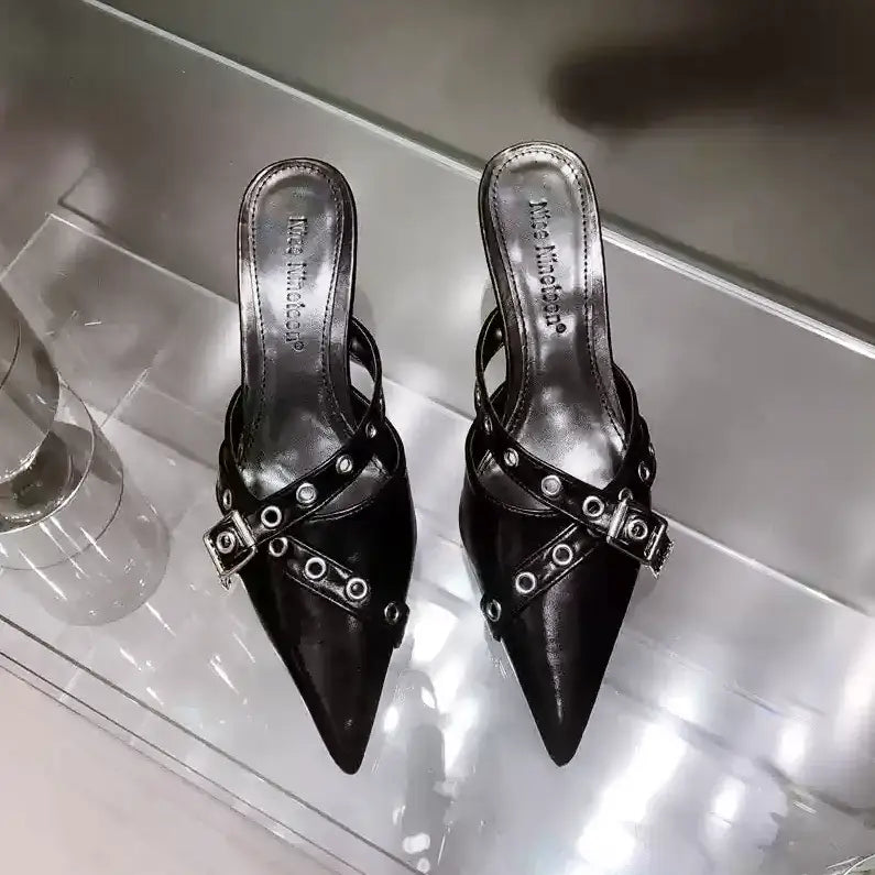 ポインテッドトゥベルトデザインパンプス