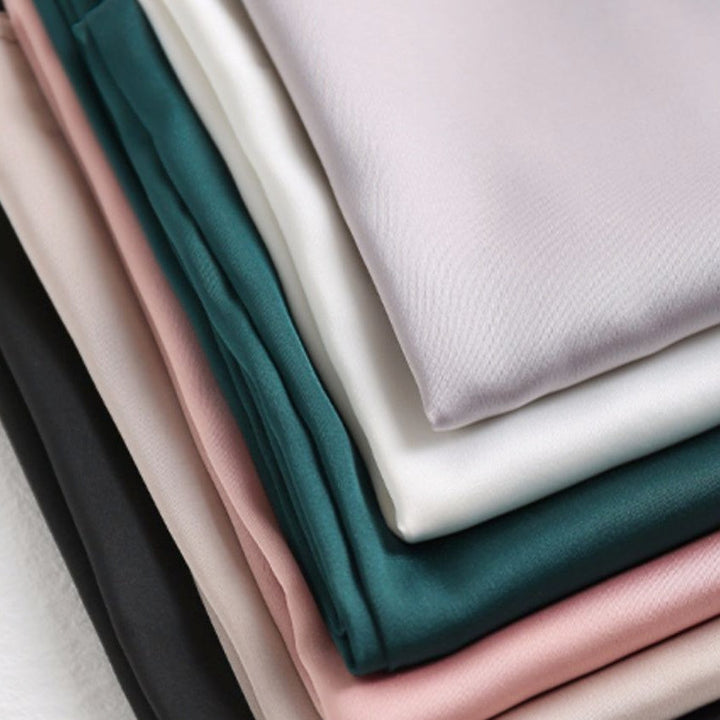 Vネックサテンキャミソール