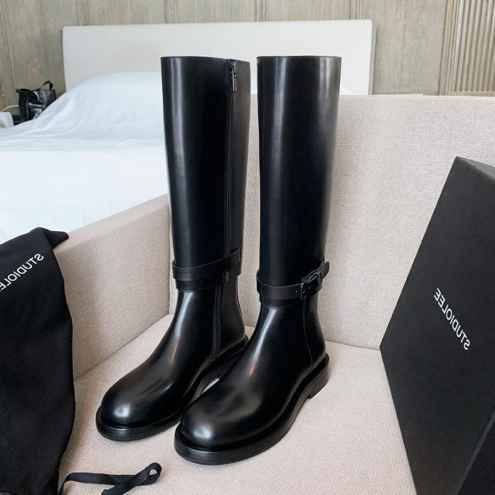 レザーベルトフラットロングブーツ