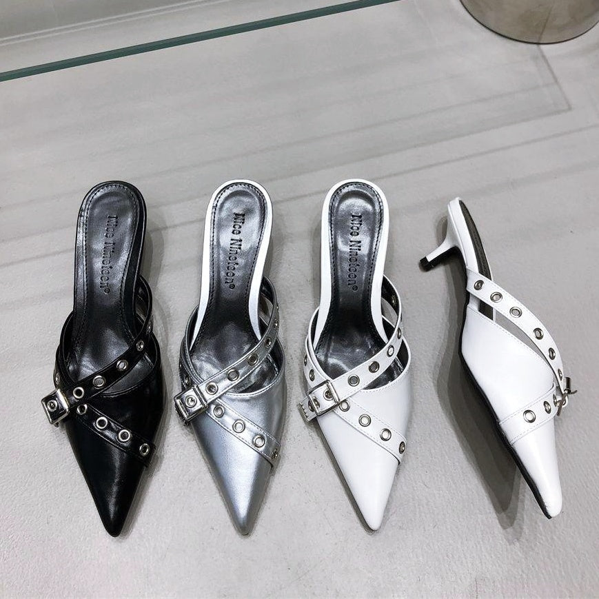 ポインテッドトゥベルトデザインパンプス