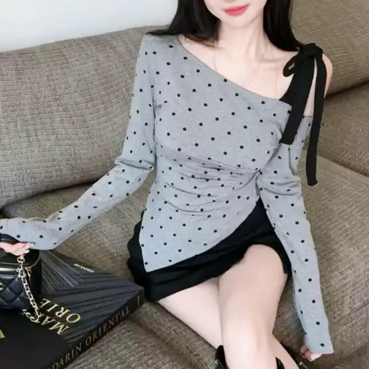 アシンメトリーリボンショルダードットトップス