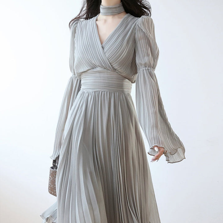 ホルターネックベルスリーブプリーツドレス