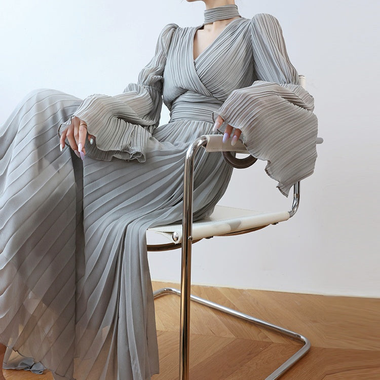 ホルターネックベルスリーブプリーツドレス