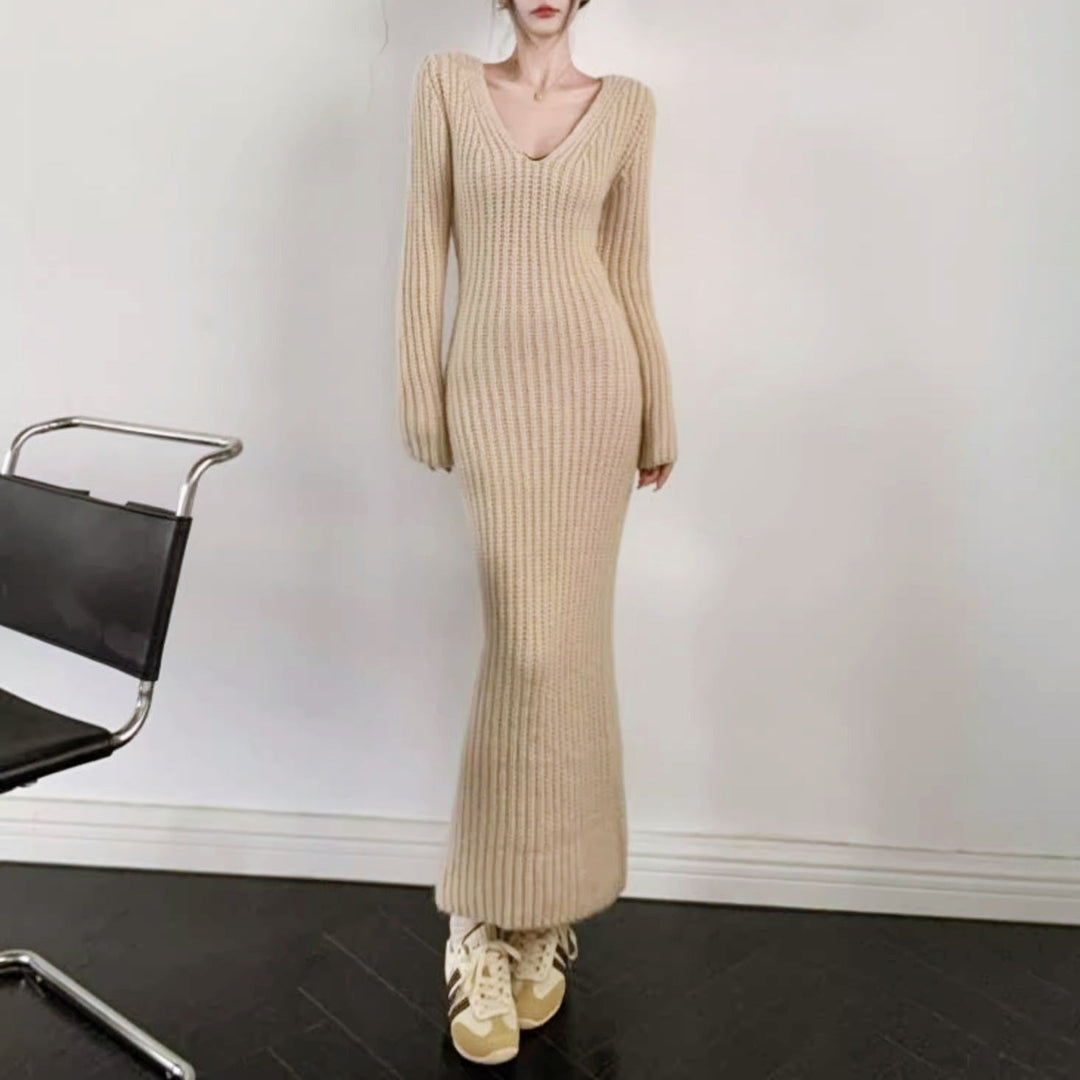 Vネックロングニットドレス