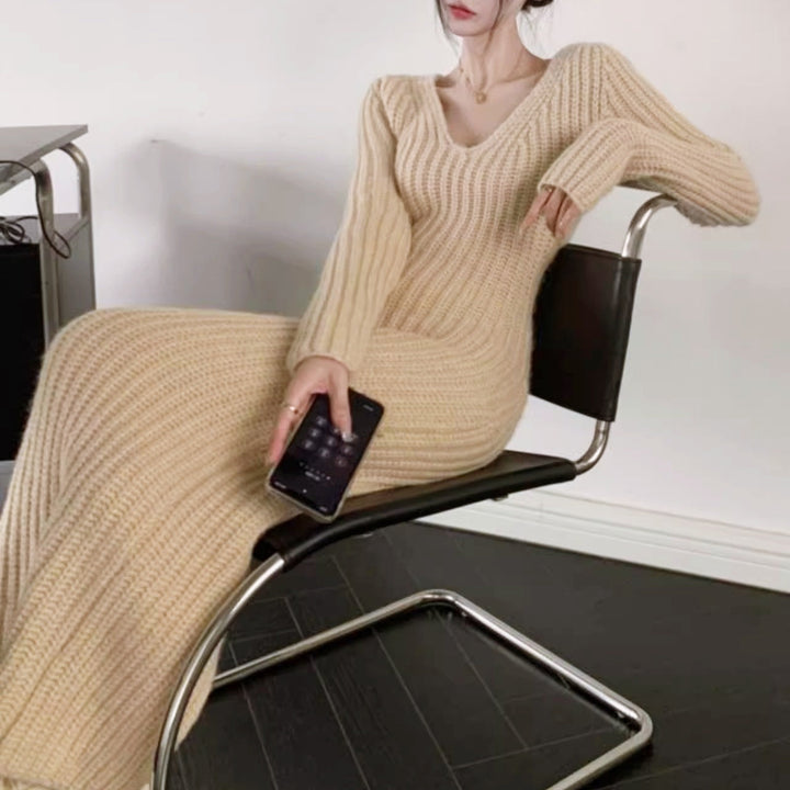 Vネックロングニットドレス