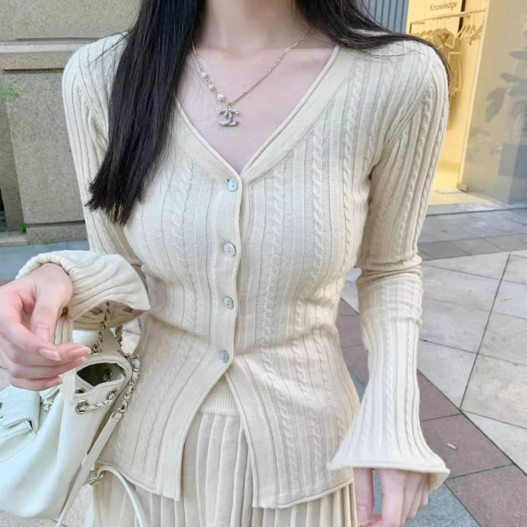 Vネックケーブルニットスカートアップ